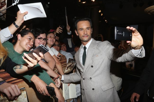 MEXICO CITY, MEXICO - AUGUST 09:  Rodrigo Santoro signs autographs and takes selfies with fans during the Mexico Premiere of the Paramount Pictures "Ben-Hur" at Metropolitan Theater on August 9, 2016 in Mexico City, Mexico.  (Photo by Victor Chavez/Victor Chavez/Getty Images for Paramount Pictures)  width=